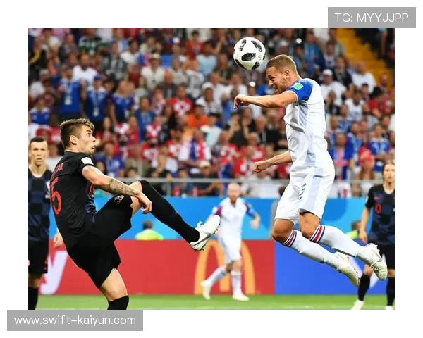 球场与时尚并行的足球明星穿搭解析及其影响力探讨