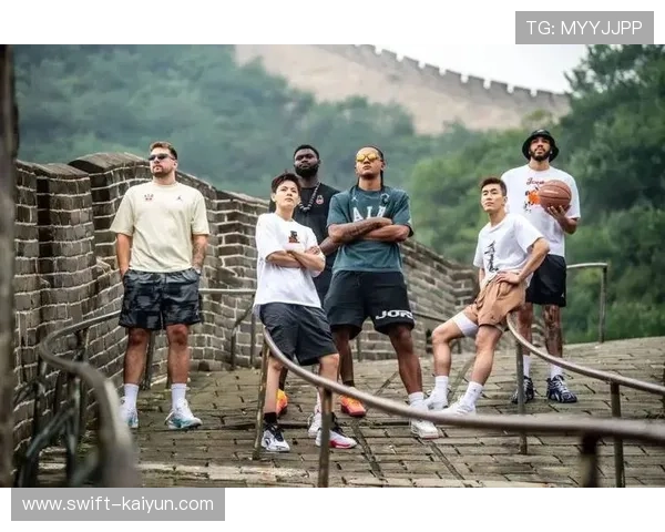 足球场外奇遇两大球星偶遇瞬间引发球迷热议震撼全场