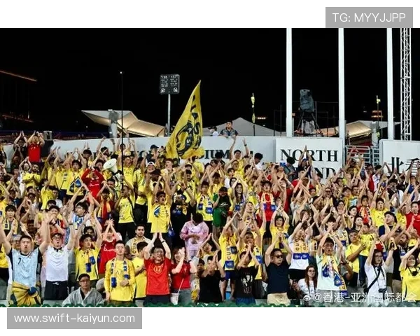 足球巨星与球迷共庆时刻 温情赠送珍贵球鞋传递梦想与祝福