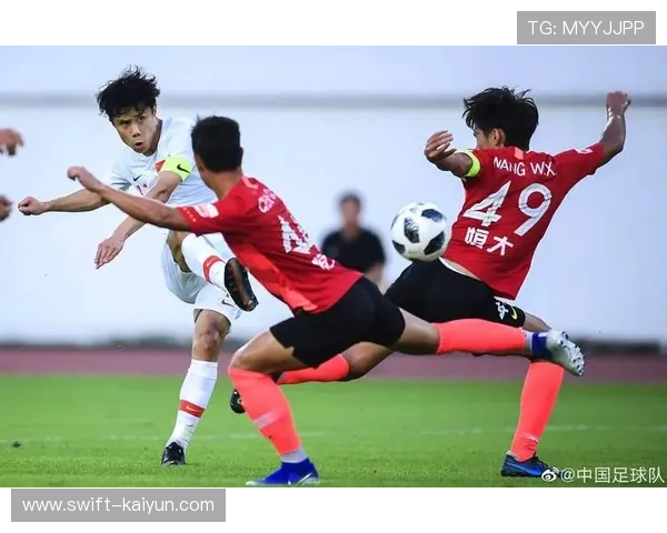 近十年中国足球球星崛起与挑战分析：从武磊到蒿俊闵的奋斗历程